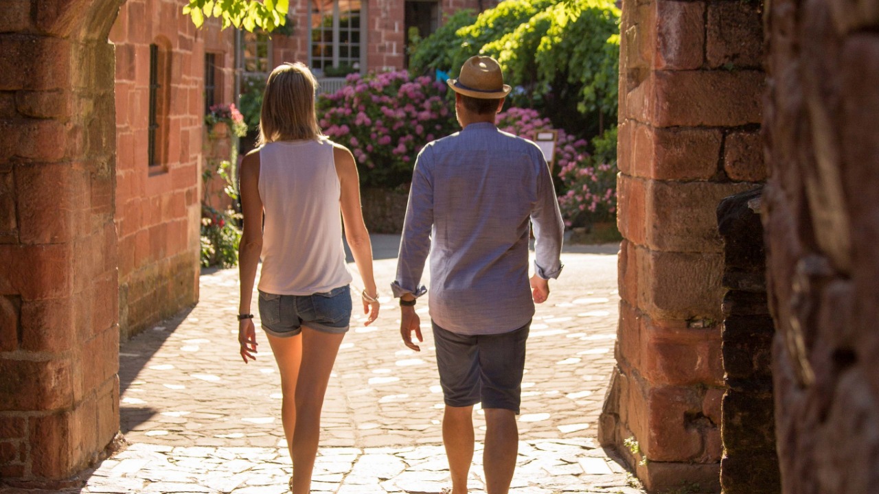 Balade dans le bourg de Collonges pendant les Festivals