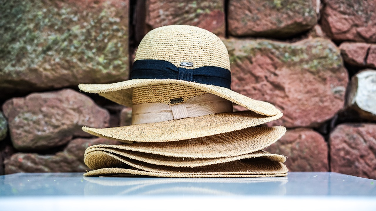 chapeaux exposés aurega pour la boutique du cantou à collonges la rouge 
